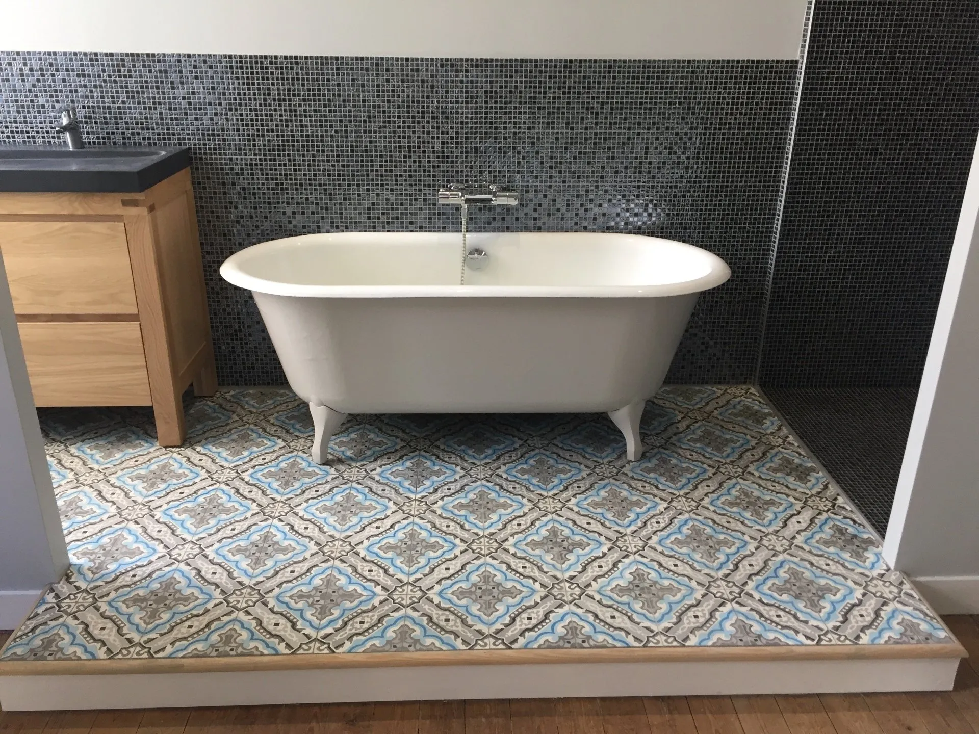 baignoire surélevée avec carrelage petits carrés en fond et sol imitation mosaïque
