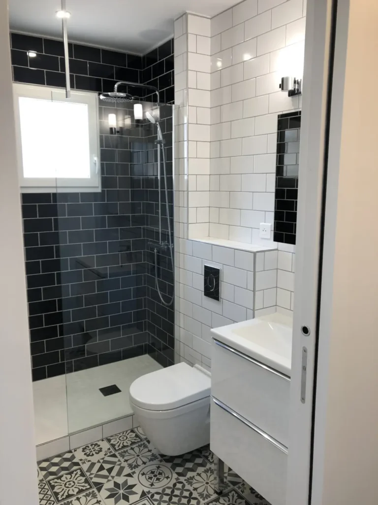 photo d'une salle de bain dans les tons noir et blanc